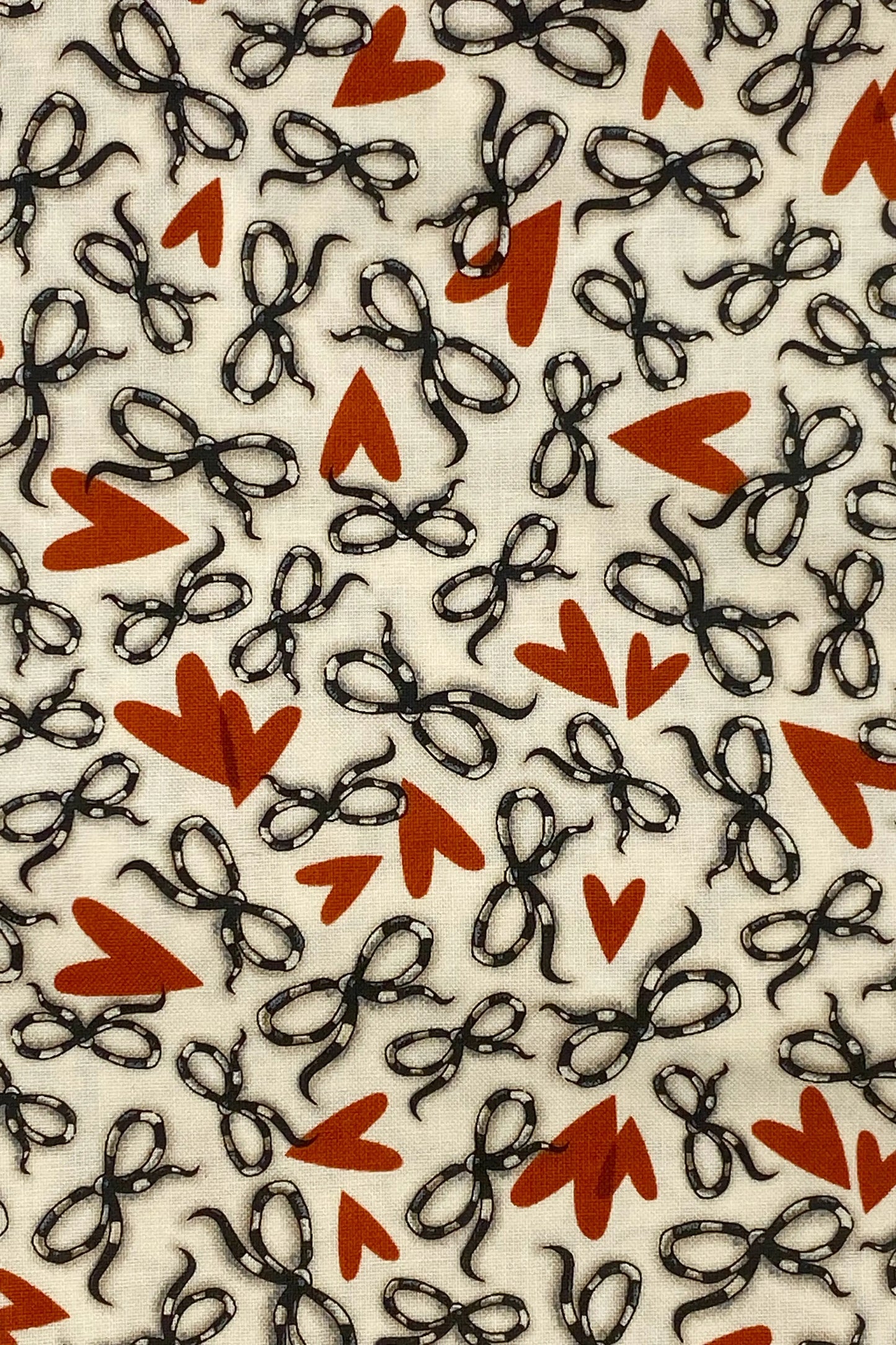 Tessuto Americano Cuori e Fiocchi della collezione Gorjuss di Santoro Landon - 100% cotone - h110 - € 18,00/metro